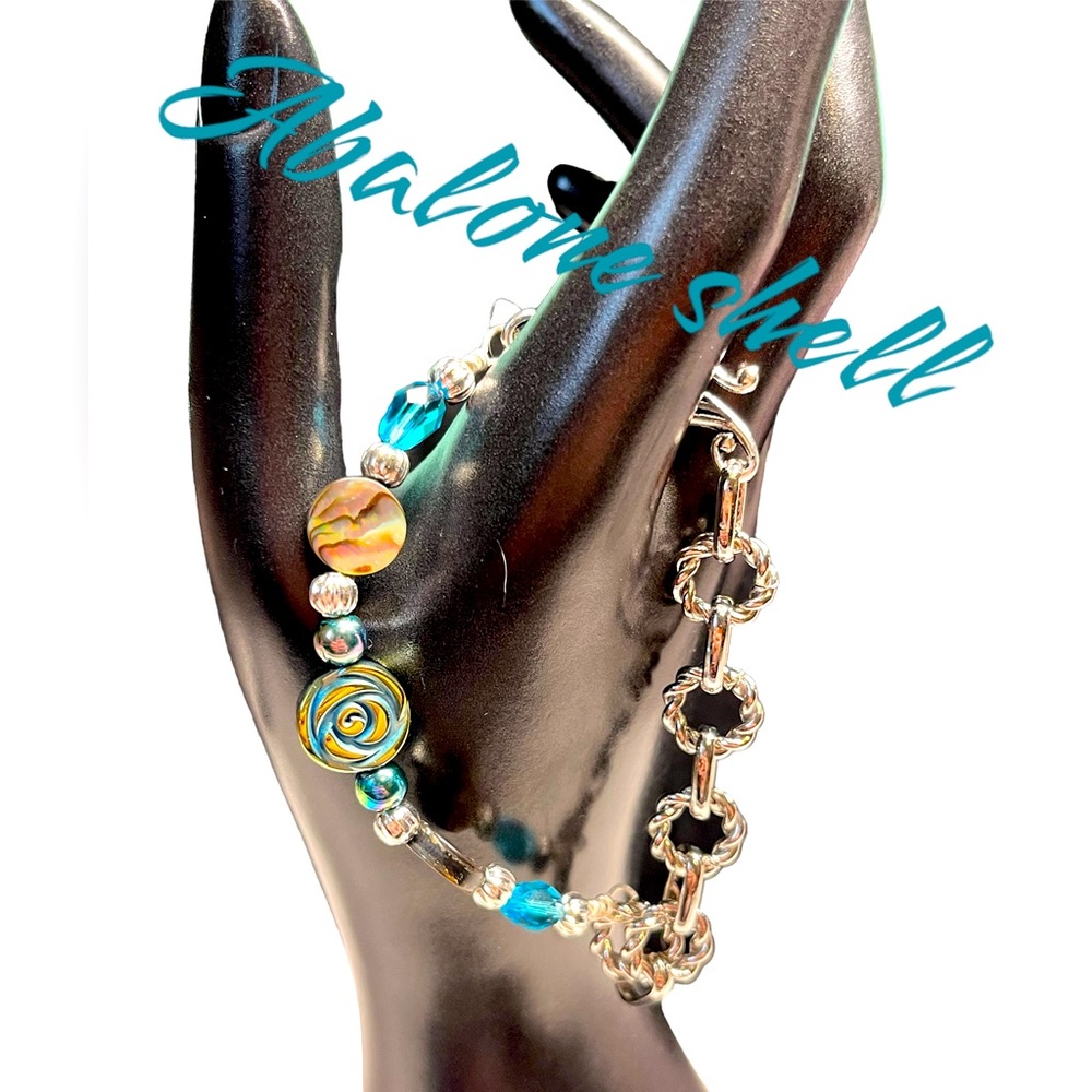 🎉🥰Stunning chunky charm bracelet with genuine abalone shell/hematite accent